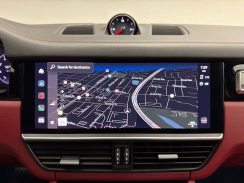 Used 2023 Porsche Cayenne image 19