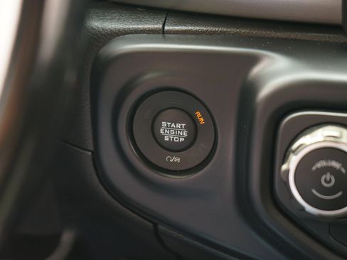 Used 2020 Jeep Gladiator Sport w/ Technology Group AWD/4WD image 18