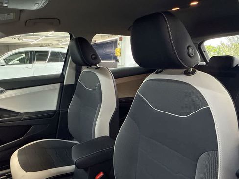 Certified 2025 Volkswagen Taos SE FWD image 14