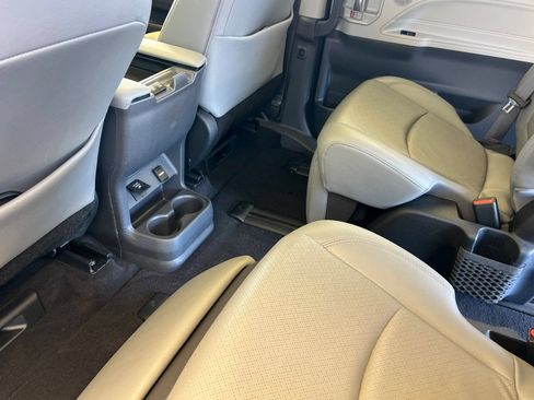 Certified 2022 Toyota Sienna Limited AWD/4WD image 15