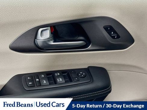 Used 2023 Chrysler Pacifica Touring-L FWD image 24