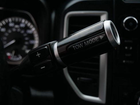 Used 2019 Nissan Titan SV w/ SV Convenience Package image 23