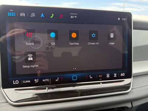Certified 2025 Volkswagen Tiguan SE FWD image 23