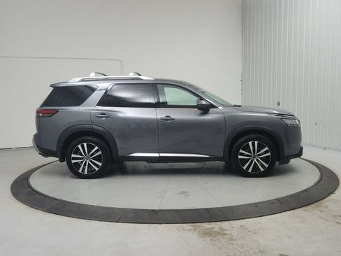 Used 2024 Nissan Pathfinder Platinum FWD image 9