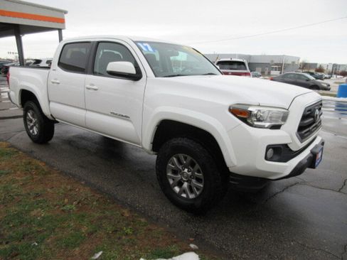 Used 2017 Toyota Tacoma SR5 image 7