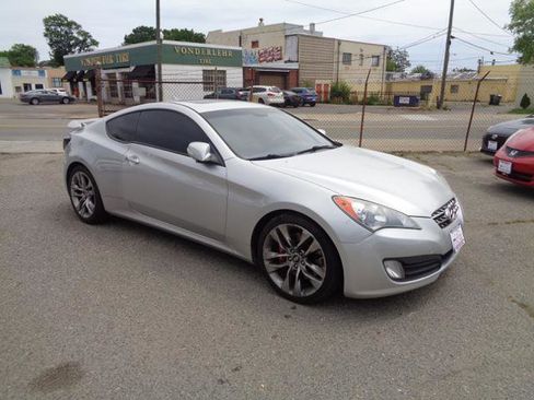 Used 2010 Hyundai Genesis 3.8 RWD image 2