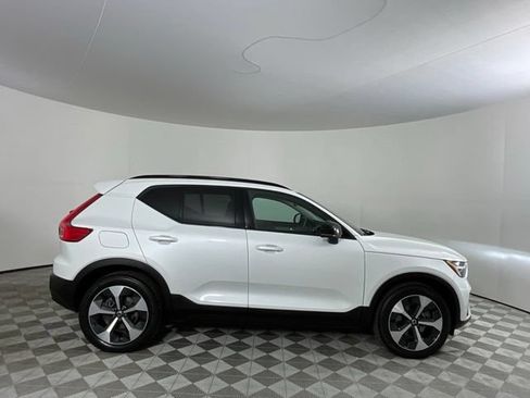 Used 2024 Volvo XC40 B5 Core AWD/4WD image 4