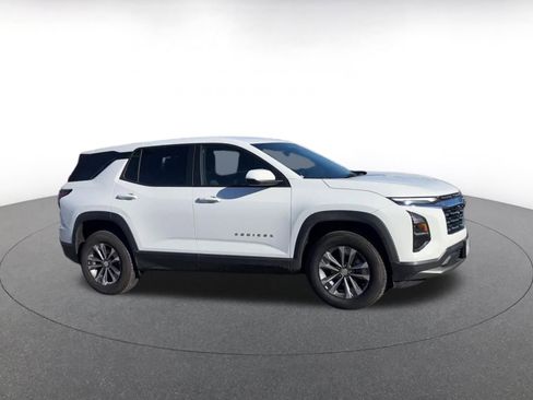 Used 2025 Chevrolet Equinox LT image 2