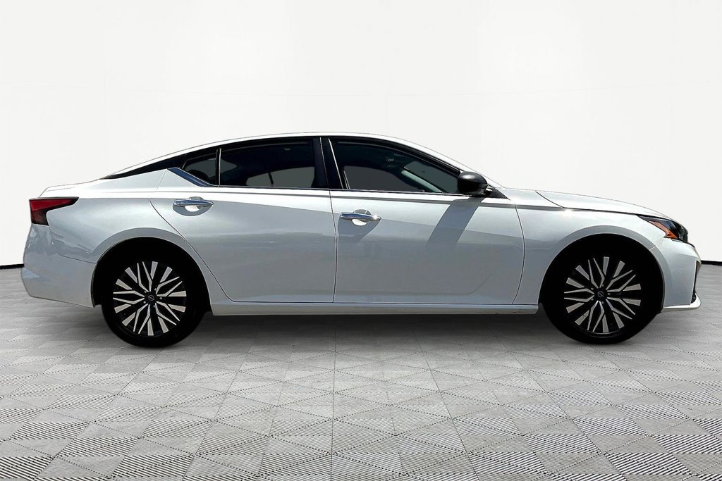 Used 2025 Nissan Altima 2.5 SV FWD image 8