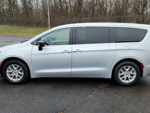 Used 2024 Chrysler Pacifica Touring-L image 7