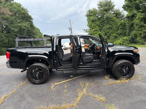 Used 2017 Toyota Tacoma SR5 w/ Tow Package RWD image 31