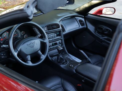 Used 2002 Chevrolet Corvette Coupe w/ Preferred Equipment Group2 image 19