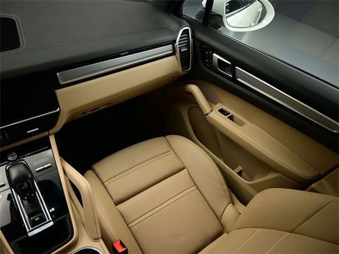 Used 2023 Porsche Cayenne S Platinum w/ Assistance Package image 10