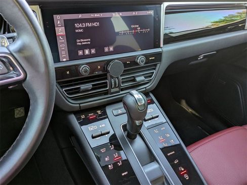 Used 2022 Porsche Macan image 23