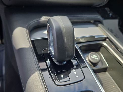 Used 2025 Volvo XC90 B5 Core image 18