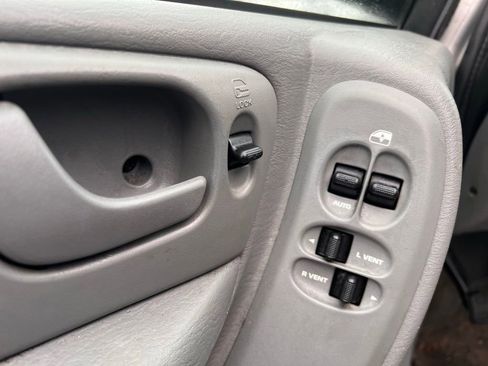 Used 2007 Chrysler Town & Country Touring image 21