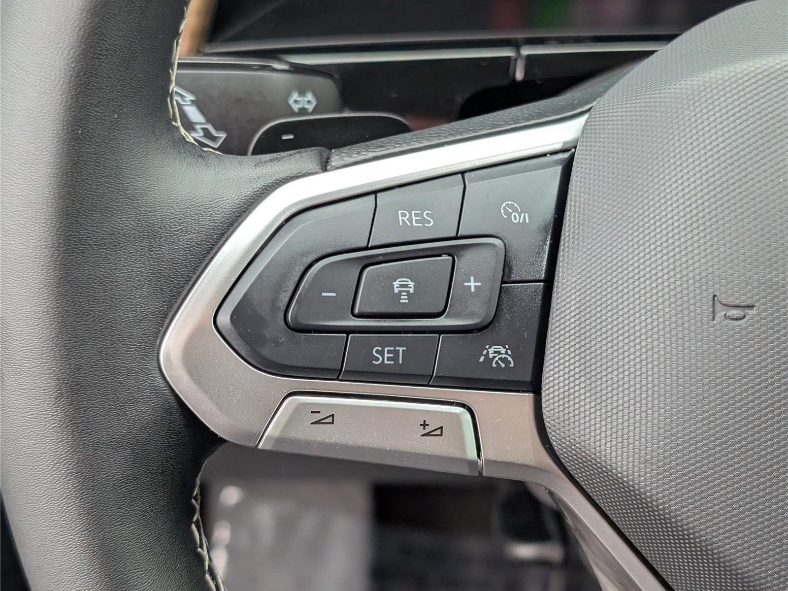 Used 2024 Volkswagen Atlas SE AWD/4WD image 25