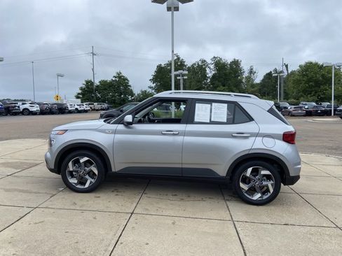 Used 2025 Hyundai Venue SEL FWD image 7