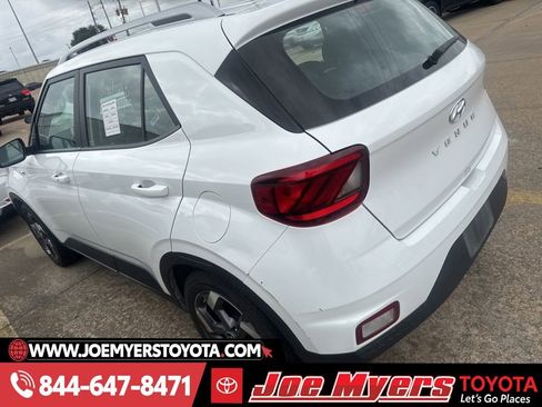 Used 2025 Hyundai Venue SEL image 4