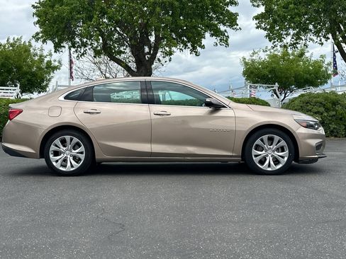Used 2018 Chevrolet Malibu Premier w/ Driver Confidence Package image 3