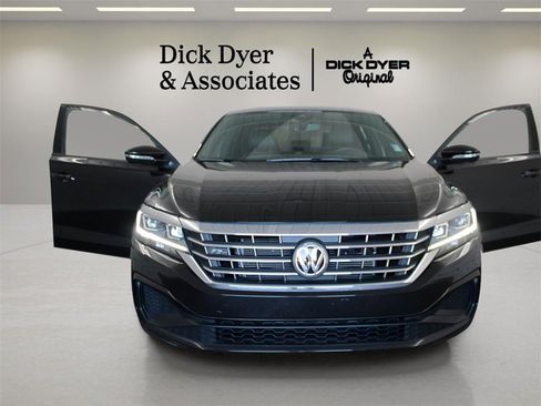 Used 2021 Volkswagen Passat 2.0T R-Line image 10