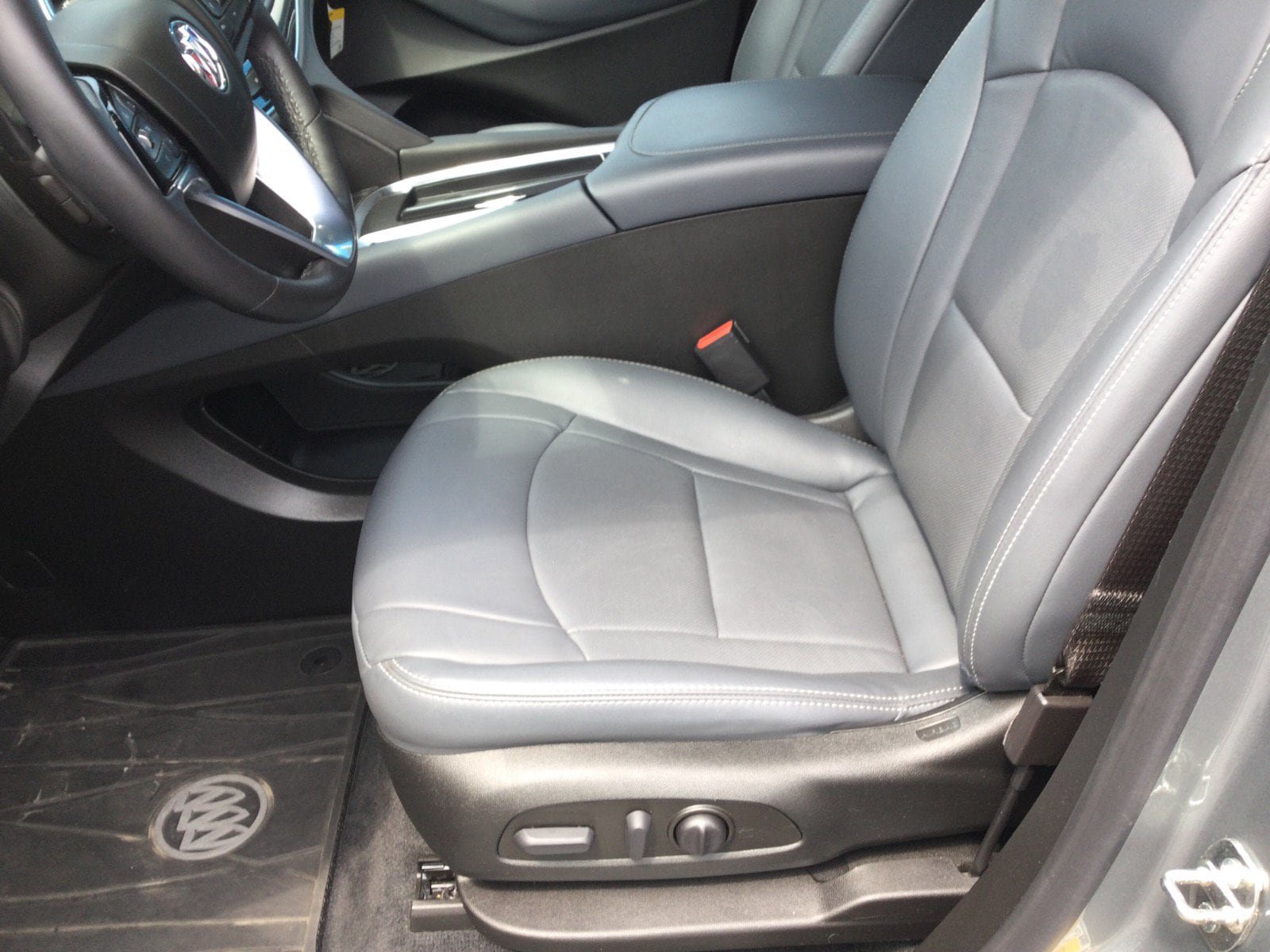 Used 2023 Buick Enclave Essence AWD/4WD image 13