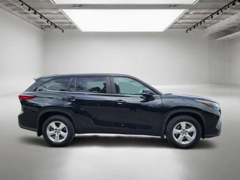 Used 2023 Toyota Highlander LE AWD/4WD image 7