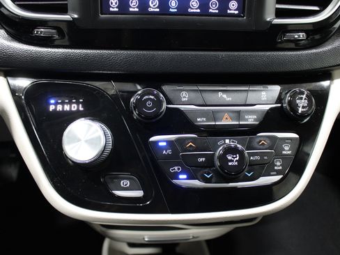 Used 2020 Chrysler Pacifica Touring-L FWD image 16