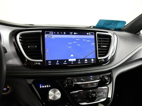 Used 2025 Chrysler Pacifica Limited FWD image 26