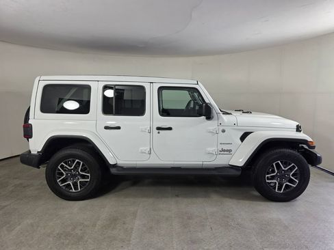 Used 2024 Jeep Wrangler Unlimited Sahara w/ Technology Group AWD/4WD image 3
