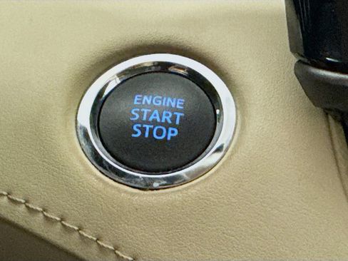 Used 2022 Toyota Highlander Limited FWD image 19