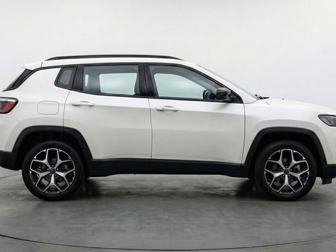 Used 2025 Jeep Compass Limited image 11