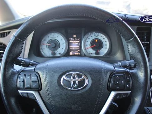 Used 2019 Toyota Sienna SE image 10