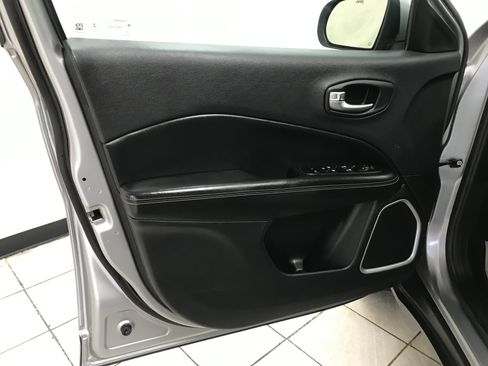 Used 2018 Jeep Compass Latitude w/ Popular Equipment Group FWD image 8