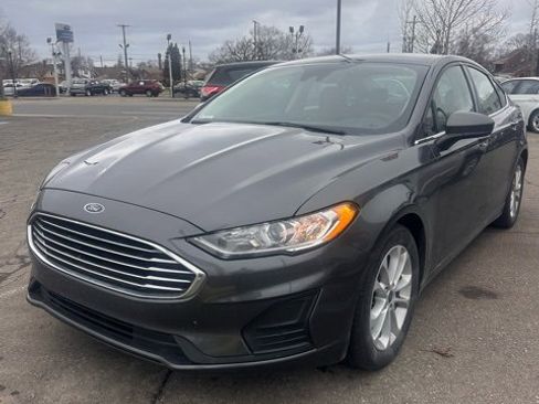 Used 2020 Ford Fusion SE image 3