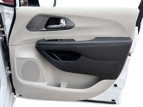 Used 2024 Chrysler Pacifica Touring-L FWD image 29