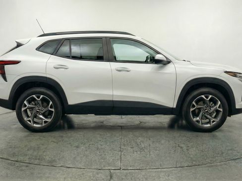 Used 2025 Chevrolet Trax LT image 11