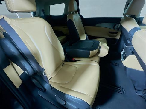 Used 2024 Kia Carnival LX image 26