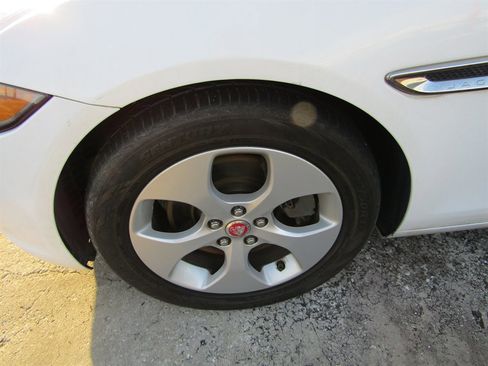 Used 2018 Jaguar XE image 9