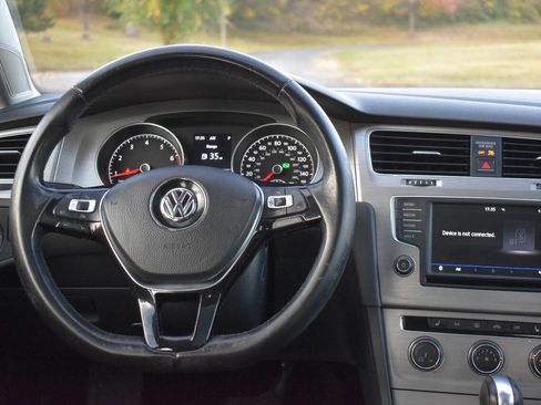 Used 2017 Volkswagen Golf S image 19