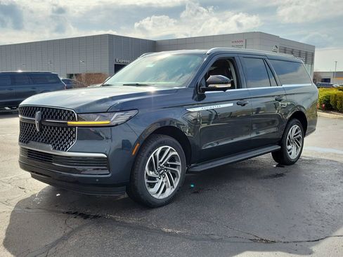 New 2026 Lincoln Navigator L Premier AWD/4WD image 8