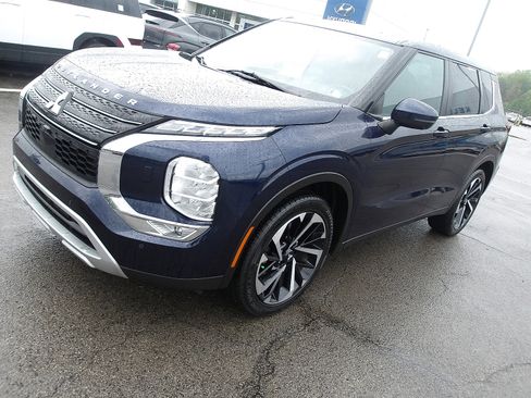Used 2023 Mitsubishi Outlander SE AWD/4WD image 3