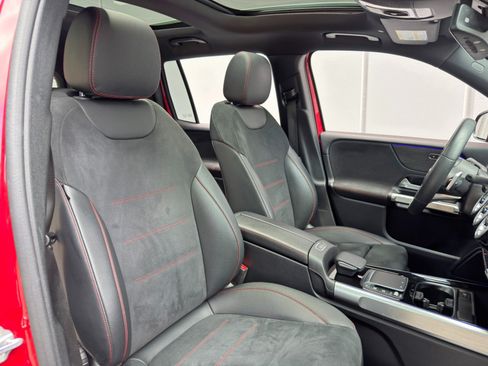Used 2022 Mercedes-Benz GLB 250 w/ AMG Line image 40