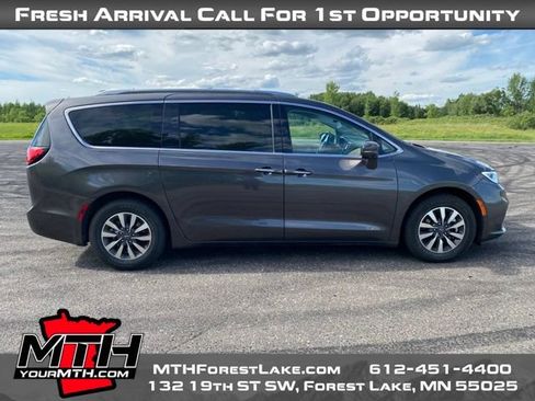 Used 2021 Chrysler Pacifica Touring-L FWD image 1