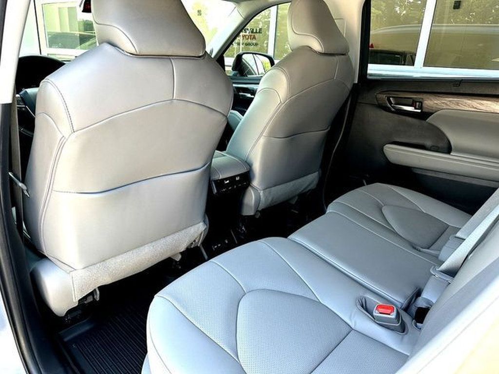 Used 2023 Toyota Highlander Limited FWD image 20
