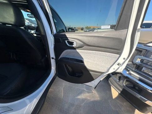 Used 2025 Jeep Compass Latitude w/ Sun & Sound Group AWD/4WD image 18