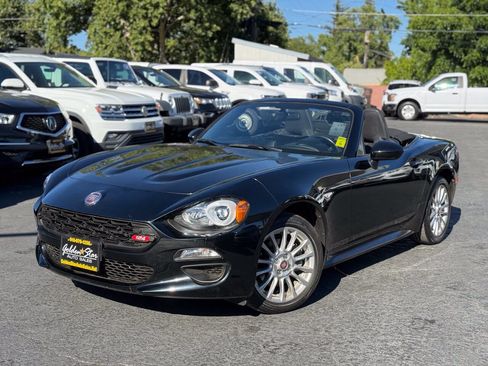 Used 2017 FIAT 124 Spider Classica RWD image 2