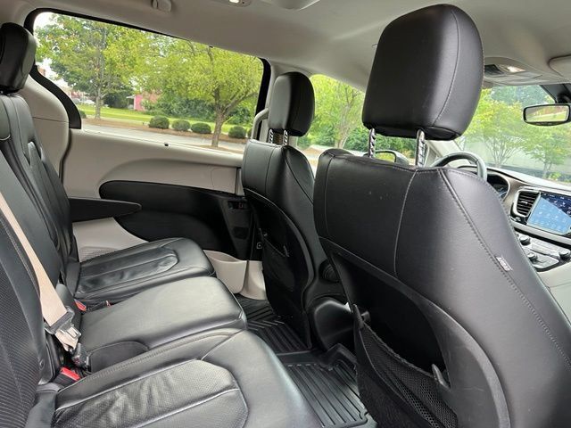 Used 2018 Chrysler Pacifica Touring-L FWD image 16