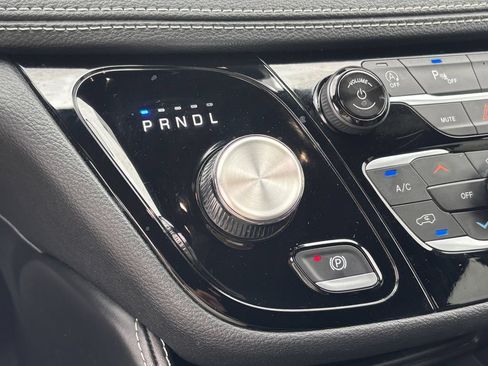 Used 2025 Chrysler Pacifica Limited FWD image 19