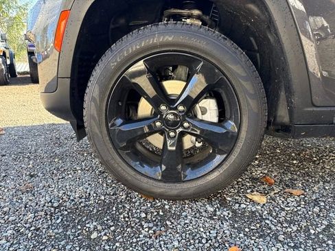 New 2025 Jeep Grand Cherokee Limited w/ Black Appearance Package image 28